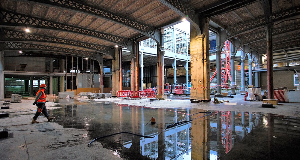 « Nous avons tenu à révéler le patrimoine, les charpentes, et les grands portiques métalliques », indique Dominique Perrault, l'architecte chargé de la rénovation de la poste du Louvre. - Elise Robaglia « Nous avons tenu à révéler le patrimoine, les charpentes, et les grands portiques métalliques », indique Dominique Perrault, l'architecte chargé de la rénovation de la poste du Louvre. - Elise Robaglia